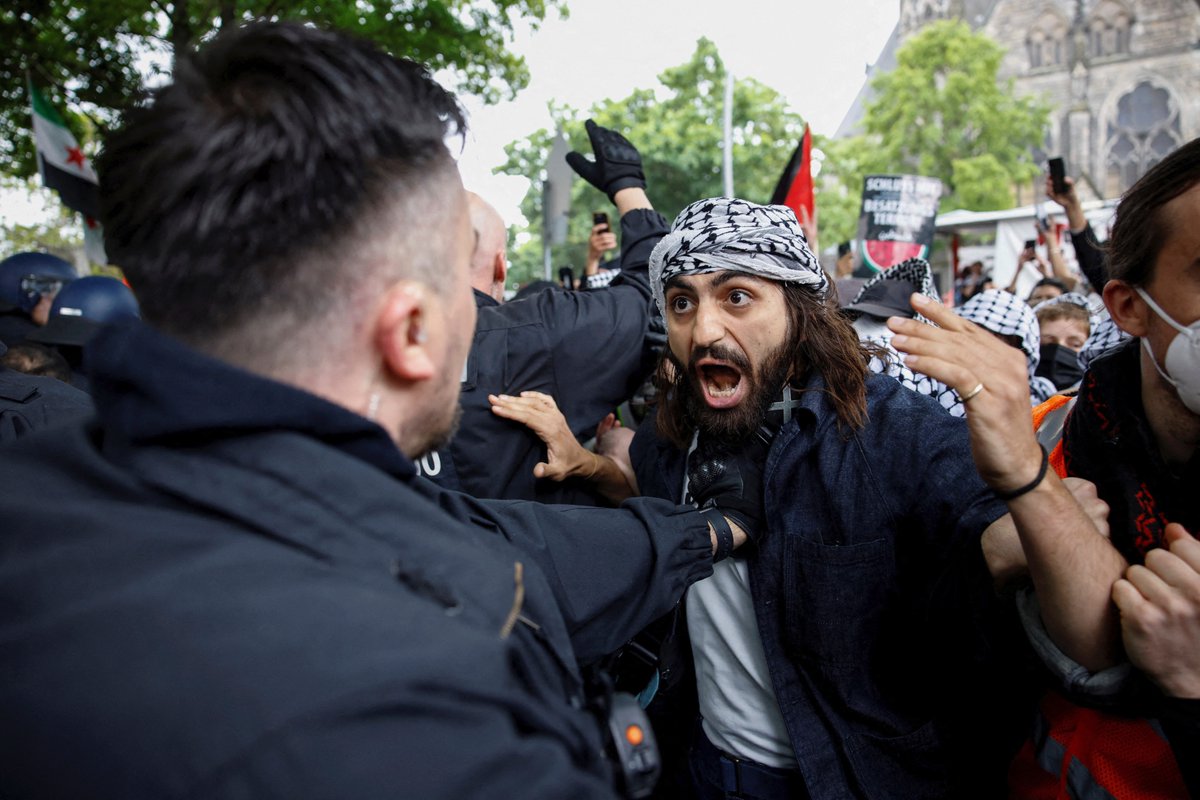 Ich hab keine Ahnung, welche Staatsangehörigkeit diese Fanatiker alle haben, aber ich persönlich empfinde die alle nicht als Deutsche, sondern als feindliche islamistische Macht, die ungehindert auf unseren Straßen marschieren darf. Das christlich-abendländische Deutschland wird