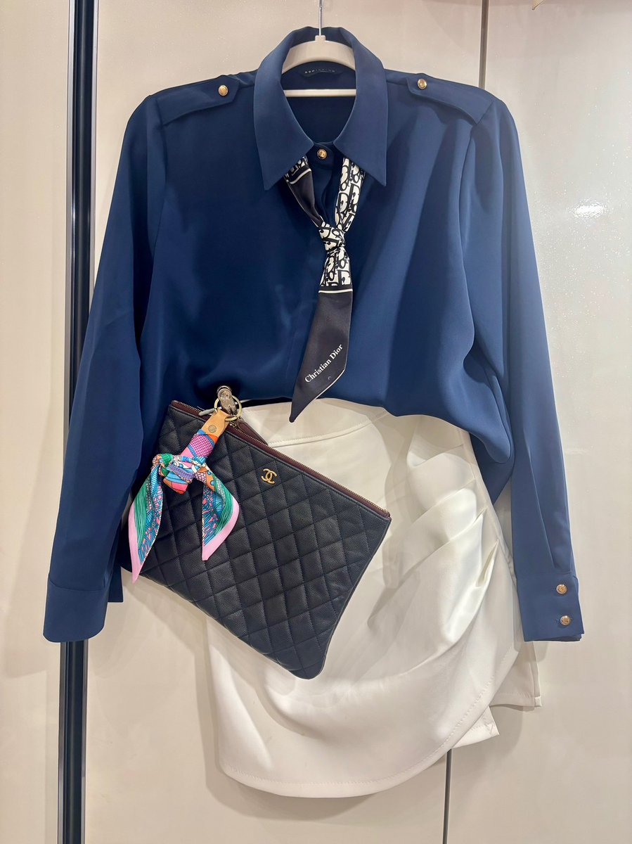 cody in the rain
비오는 불금 잘 보내요.🌧