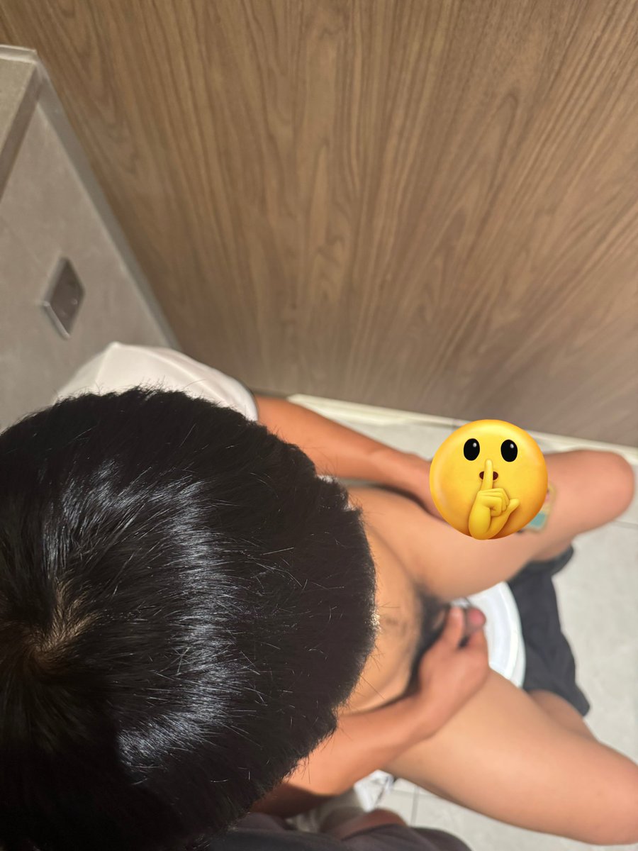 Butterx69's tweet photo. ของดีอยู่ใกล้ตัวจริงๆ🤭
เช่ารถตู้พร้อมคนขับรถเพิ่งมารู้ว่าคนขับรถต้องมี 2 คนช่วยขับสลับกันเพื่อไม่ให้เพลีย คนขับเลยเอ���ลูกมาช่วยขับเพราะแต่��ะที่ไกลๆทั้งนั้นบัตก็ต้องรีบสนิทกับลูกคนขับรถน่ะซิ🤭แถมพูดคุยถูกคอ จนเข้าไปฉี่ด้วยกันสุดท้ายก็สร้างความสัมพันธ์ไปเลย น้องบอกว่าปกติผมไม่ค่อยกับผู้ชาย แต่ผมชอบพี่ งั้นผมอมให้พี่ล่ะกันแต่พี่เลี้ยงขนมผมก็พอ😘 แถมน้องน่ารักชวนมาให้อาหารปลาด้วย😘