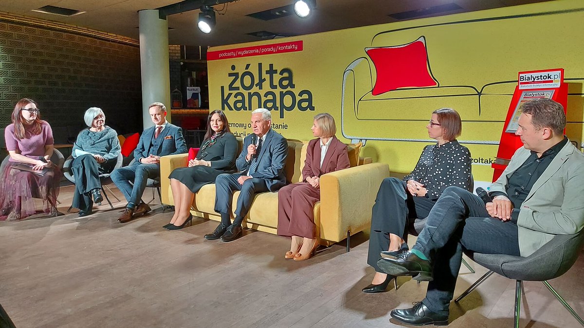 NFZ_Bialystok's tweet photo. Kampania #ŻółtaKanapa @WBialystok  nagrodzona statuetką  #podlaskamarka 2024 🎊🎆 w kategorii "Społeczeństwo"! 
#PodlaskiNFZ i @UMB_Bialystok są partnerami cyklu działań na rzecz zdrowia psychicznego. 
Ta niezwykle ważna inicjatywa będzie kontynuowana!
#Podlaskie #DumaRegionu https://t.co/OcsQhx3F5t
