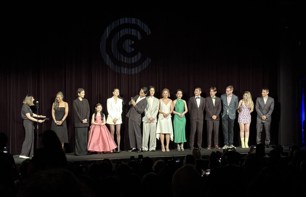 Sean Baker är tillbaka i Cannes. Här på scen i egenskap av klippare för Shih-Ching Tsous LEFT-HANDED GIRL som visas i Ctitic’s Week.