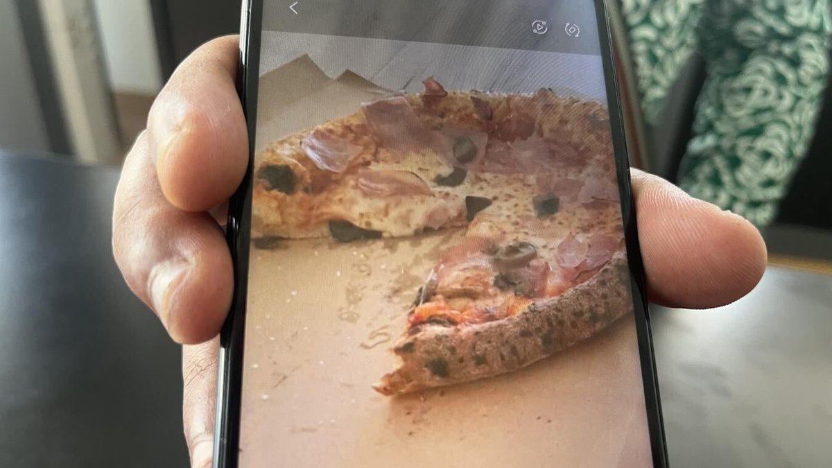 SirenesFR's tweet photo. 🔴 ALERTE INFO | Une petite fille de 3 ans a été HOSPITALISÉE à Maubeuge après avoir mangé une pizza surgelée contenant des MORCEAUX DE VERRES. La fillette a des coupures sur la langue et les intestins. Auchan a offert un bon d’achat de 70€ pour s’excuser et lance une enquête. https://t.co/waClzixmo6
