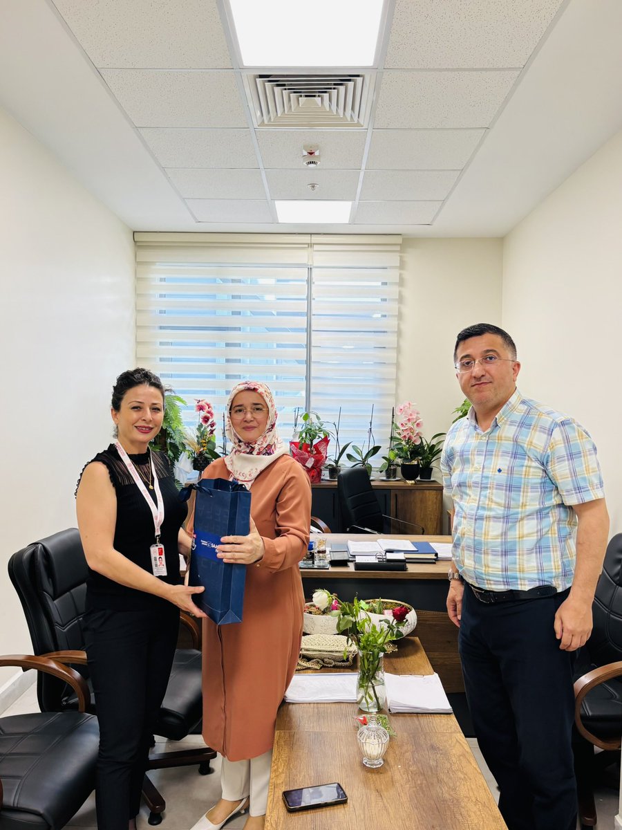 ahsendemircelik's tweet photo. Ramazan Öksüz , 12-18 Mayıs Hemşeriler Haftası dolayısıyla Payas İlçe Devlet Hastanesi’ni ziyaret etti. Ziyaret kapsamında Baş Hemşire ve Sağlık Hizmetleri Müdürü Gül Bülbül ile bir araya gelen heyet, Bülbül’ün şahsında tüm hemşirelerin Hemşireler Haftası’nı kutladı. https://t.co/VTNIPkqSVS
