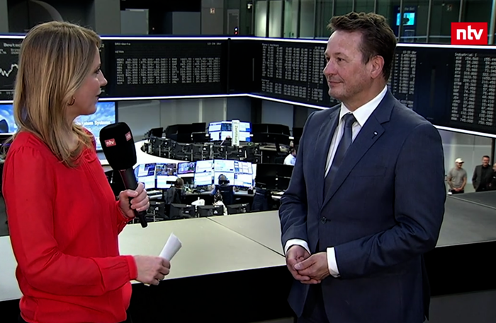 JaenschHartmut's tweet photo. DAX auf Rekordhoch trotz wirtschaftlicher Herausforderungen. Während US-Börsen zurückbleiben, zeigt unser Leitindex Stärke. Im Interview mit @ntvde spreche ich mit Sabrina Marggraf über Hintergründe &amp; Ausblick. 
https://t.co/TW6fJzETzX
#DAX #Börse #Aktien #Finanzen #Wirtschaft https://t.co/ltd4M2jUZc
