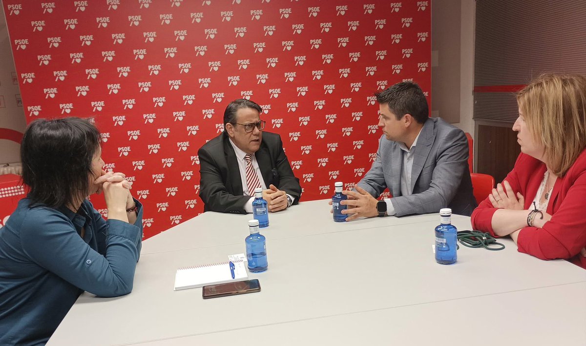 En la sede del PSOE de Huesca, Aragón, sostuvimos un cordial intercambio con Antonio Biescas, portavoz socialista en la Diputación. También participaron la Secretaria de Organización y la Vicesecretaria General. Dialogamos sobre #Cuba y otros temas, reafirmando nuestros lazos.