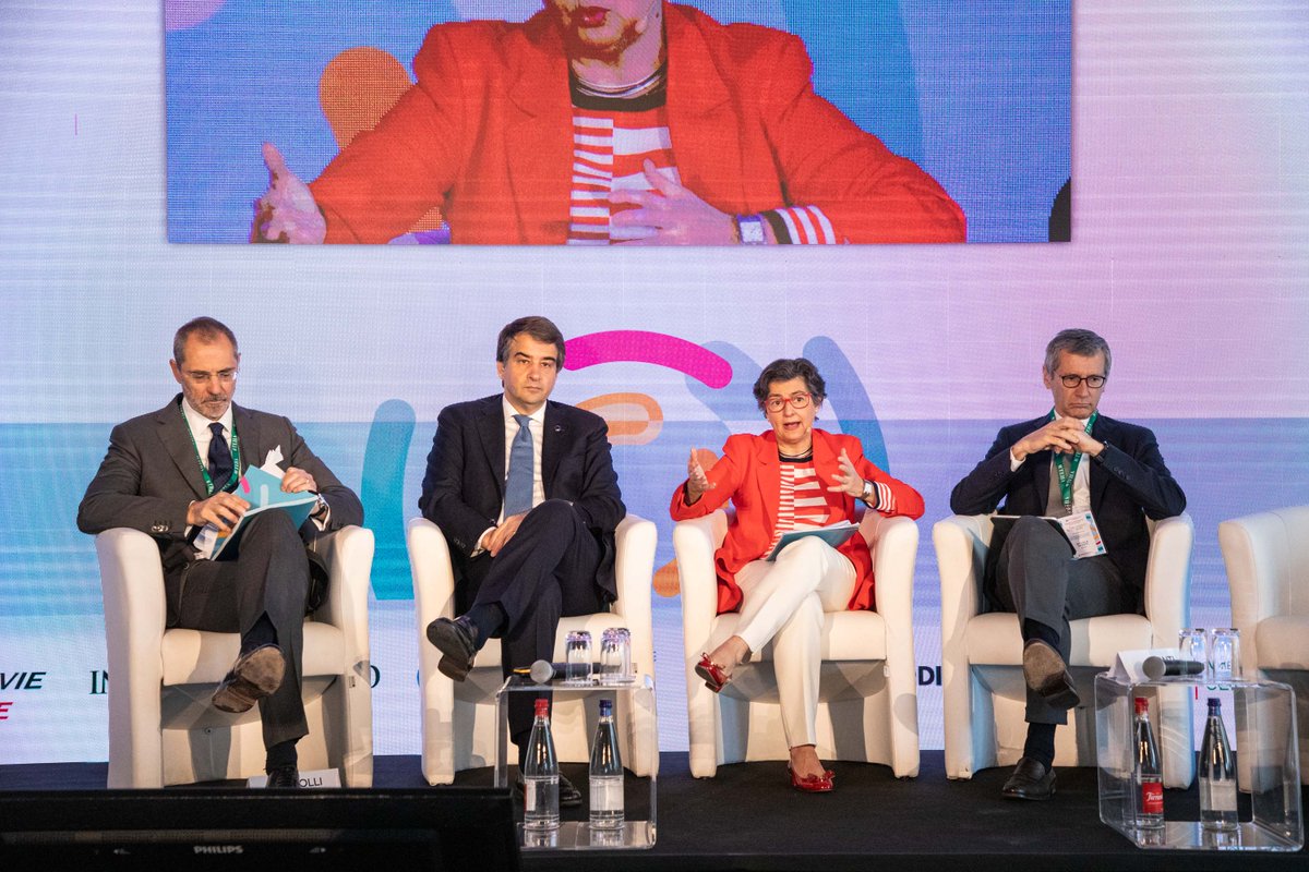 Ambrosetti_'s tweet photo. #VersoSud
Nel 1° panel, Nicola Monti (AD @EdisonNews) ha commentato le dimensioni chiave da abilitare per la competizione globale del Sud Italia, mentre @RaffaeleFitto ha parlato della sfida europea della coesione territoriale nel contesto internazionale.
Modera @AranchaGlezLaya https://t.co/GbTX0G20LH