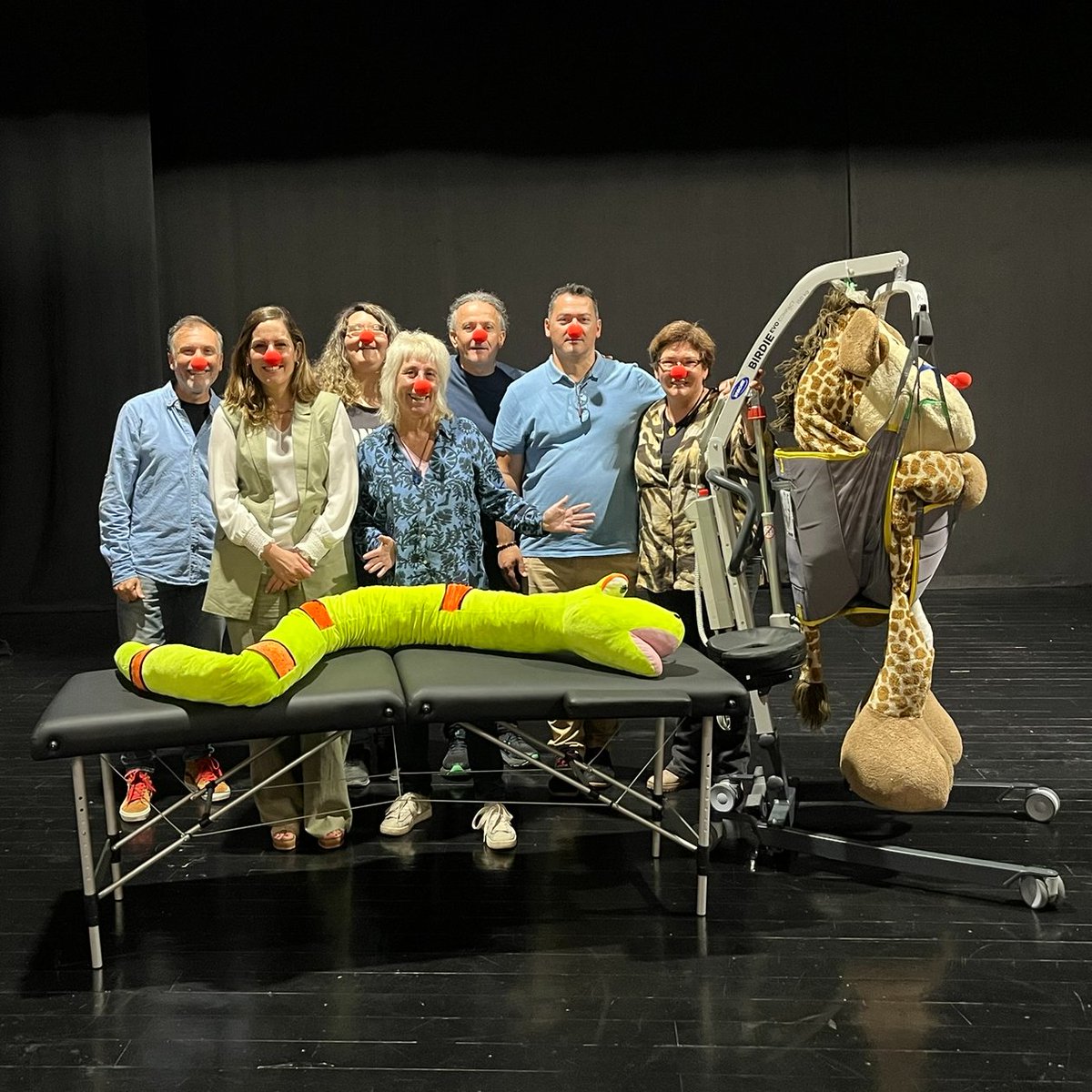 ♥El equipo de Servicios Sociales de la ONCE en Murcia, nos visitó ayer para entregarnos una grúa y una camilla que la Fundación ONCE nos ha donado. Muchas gracias, esto facilitará asistir al teatro a las personas con movilidad reducida.

#accesibilidad #Inclusión #diversidad