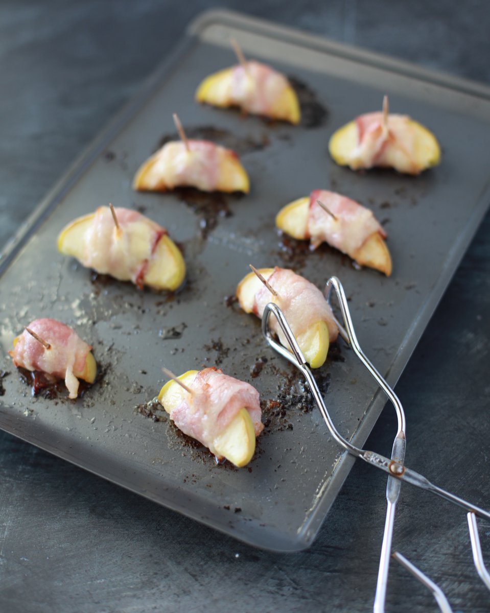 ArcticApples's tweet image. This sweet and smoky combo is everything! Crisp apple slices wrapped in savory bacon and grilled to caramelized perfection 🍎🔥🥓

#BBQDay #NationalBarbecueDay #ArcticApples #GrillGoals #BaconWrappedEverything