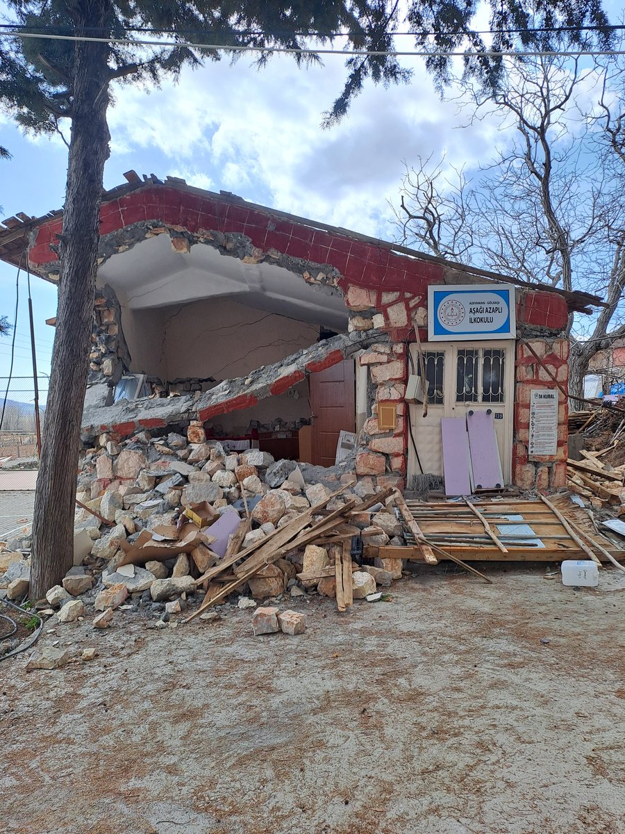 Bu okulda başladı öğretmenlik yolculuğum
Bu okul sayesinde oldu binlerce öğrencinin yüreğine dokunuşun 
İlk okulum, ilkokulum depremde yıkıldı. Köyümdeki cocuklar taşımalı olarak başka köye gidiyor.  Köy okullarının açık olmasının ne kadar önemli olduğunu eminim hepiniz