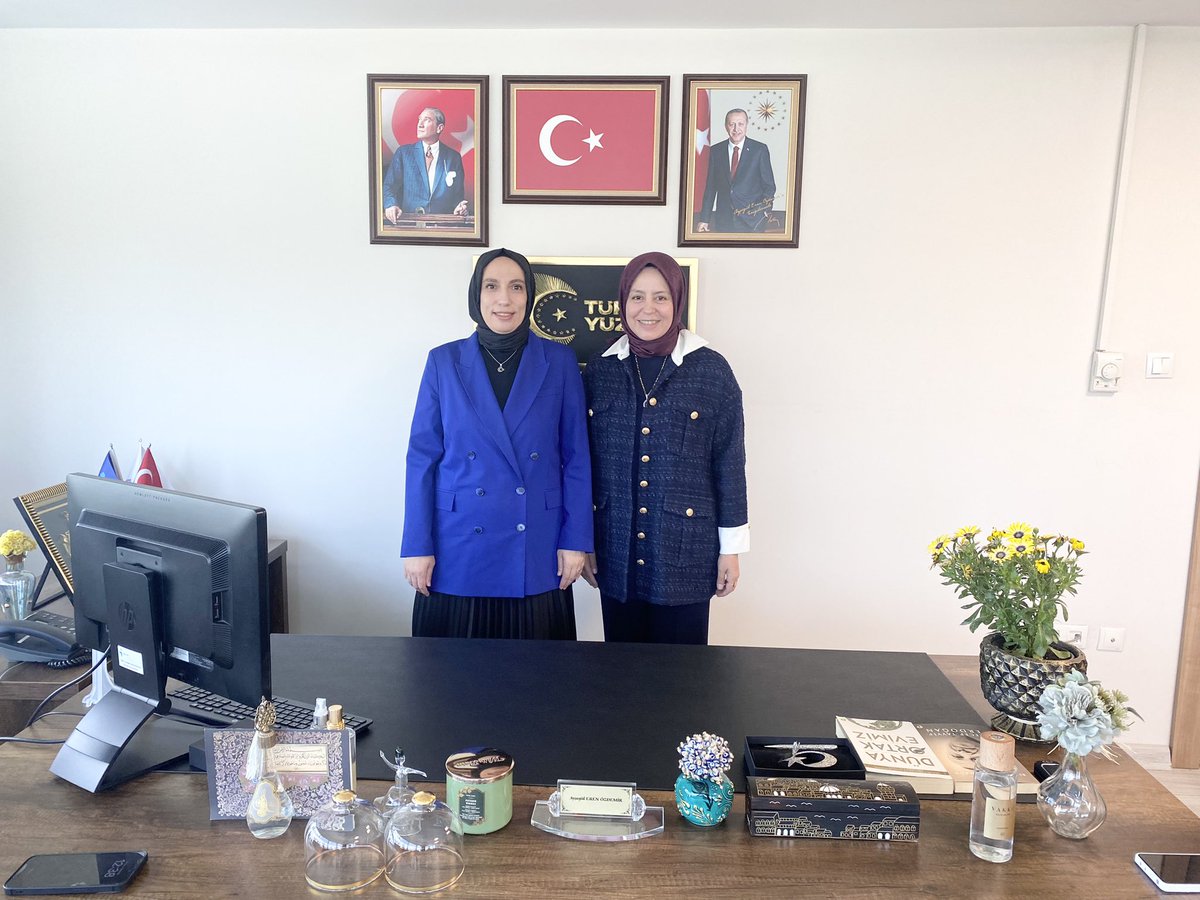 ÇKSM Akademi &amp;GSK Akademi kurucusu ve yöneticisi,
sanatı ve eserleriyle gurur duyduğum
kıymetli arkadaşım <a href="/hulyausan/">Hülya UŞAN</a>’a nazik ziyareti ve güzel dilekleri için teşekkür ederim.