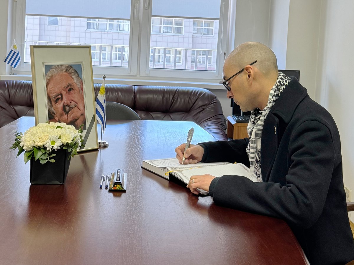 Eduardo Villegas Megías (@evillegasme) on Twitter photo En nombre de la <a href="/EmbaMexRus/">México en Rusia</a>, firmé el libro de condolencias en la Embajada de Uruguay en Moscú por el sensible fallecimiento de Pepe Mujica, hombre sencillo y gran defensor de las causas sociales que siempre estuvo del lado de las personas más vulnerables. Descanse en paz. En nombre de la <a href="/EmbaMexRus/">México en Rusia</a>, firmé el libro de condolencias en la Embajada de Uruguay en Moscú por el sensible fallecimiento de Pepe Mujica, hombre sencillo y gran defensor de las causas sociales que siempre estuvo del lado de las personas más vulnerables. Descanse en paz.