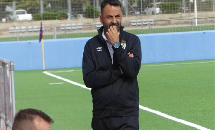 FutbolCatalunya's tweet photo. “Aquest @CFPeralada és un equip molt solidari”

Àlex Marsal afronta el seu primer play-off com a primer tècnic d’un il·lusionant equip xampanyer i ho farà front a un potent @GFCAcademia B

Foto @llribera

https://t.co/BxkIXArtj1
#futbolcat https://t.co/gkst9Mbaj9