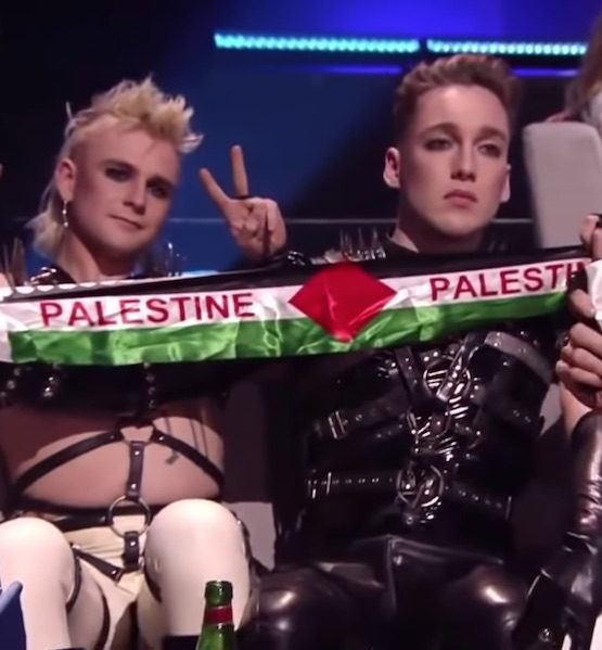 OliLondonTV's tweet photo. 🏳️‍🌈🇵🇸Queers for Palestine. 

Vs 

Queers in Palestine. https://t.co/46bTHch8jP