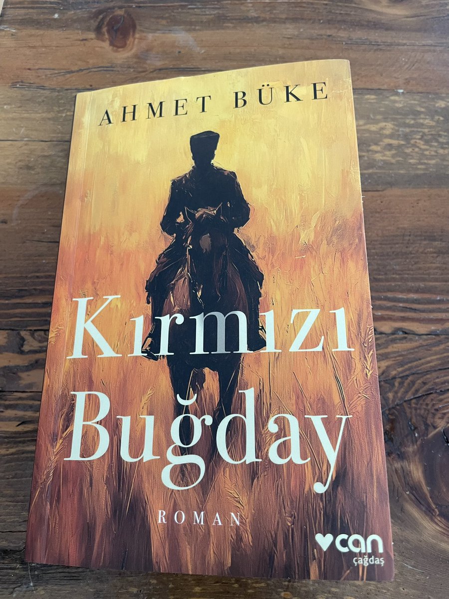 mturkmenn27's tweet photo. Toprak amelesi Arap Ali’nin selamını aldım. Yüz yıl önce köleliğe ve zorbalığa karşı direnenlerin selamını yere düşürmeyiz elbet. 

Değerli yazarımız Ahmet Büke son çıkan kitabı Kırmızı Buğday’ı benim için imzalayıp göndermiş. 
Onur duydum. Çok teşekkür ederim @ahmetbke17 https://t.co/5yJZMIKJam
