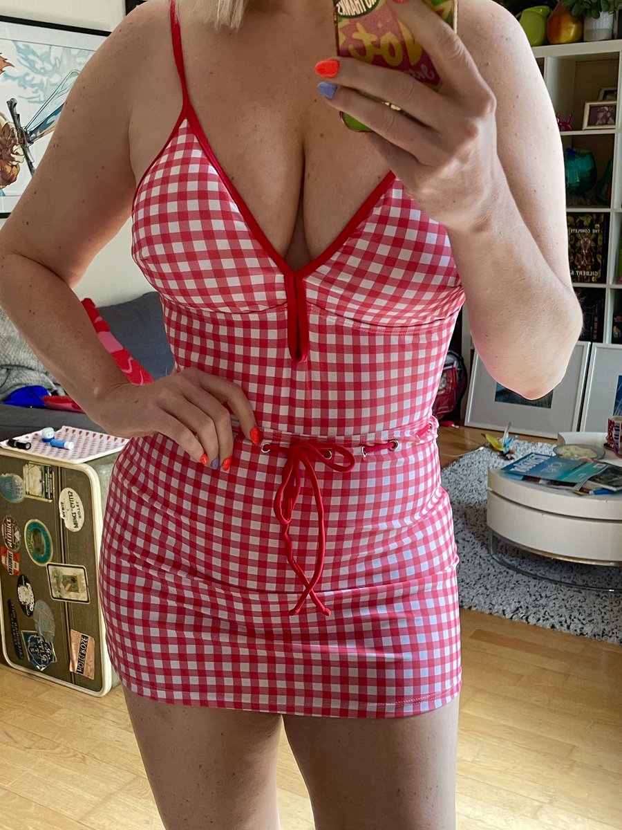 Who is suddenly craving a picnic? 🧺🍒🥂🍉