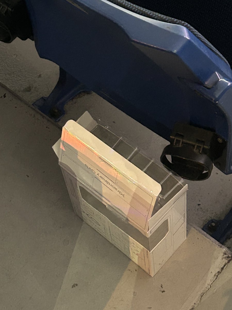 公演後ゴミを放置したALPHAZさん達へ
次からはちゃんとゴミ箱に捨ててくださいね？
通路にゴミ箱あるのになんでそこまで持って行かないの。
今までの公演でゴミを放置するのを見かけた事がなかったのと、ゴミ捨てて帰ってる人があまりに多すぎて非常にガッカリしました。