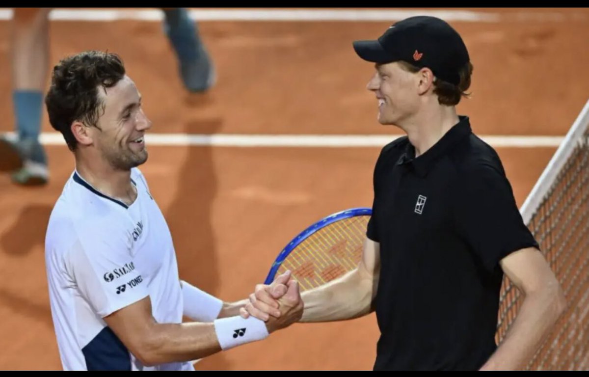 Guardando questa foto non si capisce chi ha vinto e chi ha perso. 
Questa foto rappresenta la parte migliore dello sport: accettare quando il tuo avversario è più bravo di te quel giorno e non prendersela con nessuno per questo.
Solo lavorare per avere un’altra occasione. #Sinner