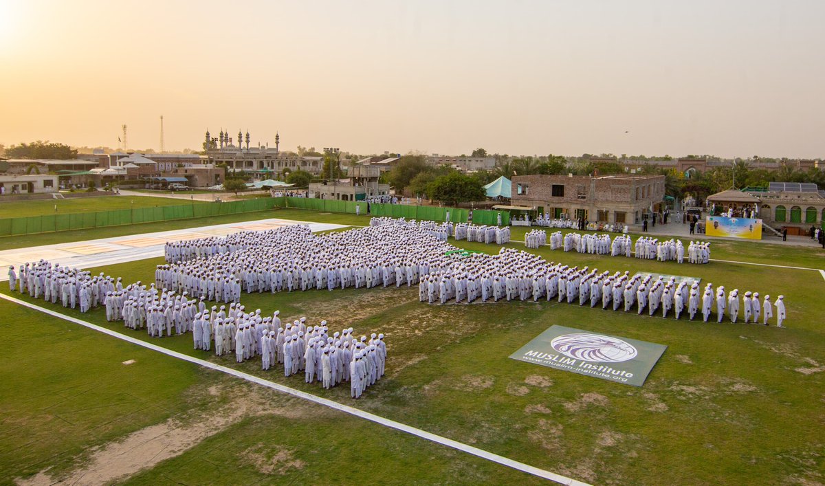 MUSLIM Institute organized an event to pay tribute to the brave Armed Forces of Pakistan and to express the nation’s gratitude. The symbolic human formation in the shape of the J-10C aircraft was displayed by thousands of people not only showcasing unity and pride but also