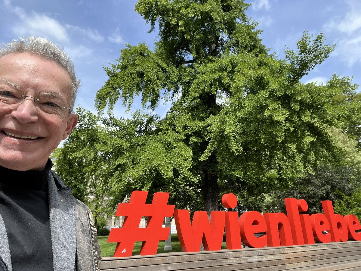 LandauDaniel's tweet photo. Für mich geht’s jetzt ins Rathaus, einmal mehr zum Finale des grandiosen Redewettbewerbs #SagsMulti 💪👍👏😊
Und ja, sehr große #WienLiebe sogar ❤️ https://t.co/9UFb3r8Pm7