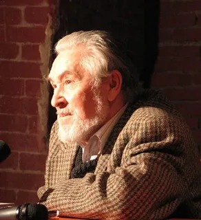 Gennadi Ayqi (çuvaş şairi  1934-2006)

Ana, ətəyinin ucunda
İzləri var - havada yellənən
körpə ayaqlarımın!
Qoy üzümü sürtüm ətəyinə

* * *

Мама, на подоле твоем все следы -
от подпрыгиваний детских ножек моих!
Дай, лицом прикоснусь.

Tərcümə: Namiq H.