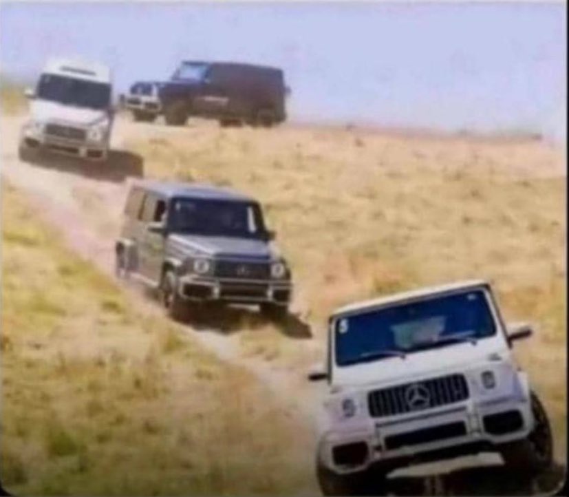 Kariakoo_'s tweet image. Mimi na wanangu tukimtembelea mwanetu aliyegoma kulala makabulini wiki 😁