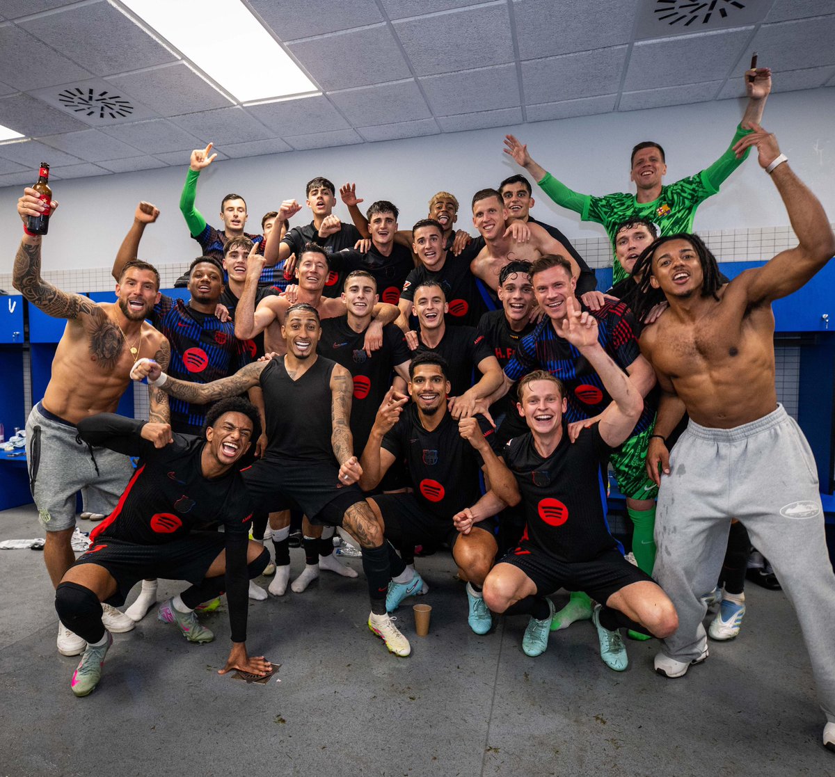daniolmo7's tweet image. Somni fet realitat… Gaudim-ho tots junts culers!!!
Va per tu, Carles. Som CAMPIONS DE LLIGA 💙❤️
