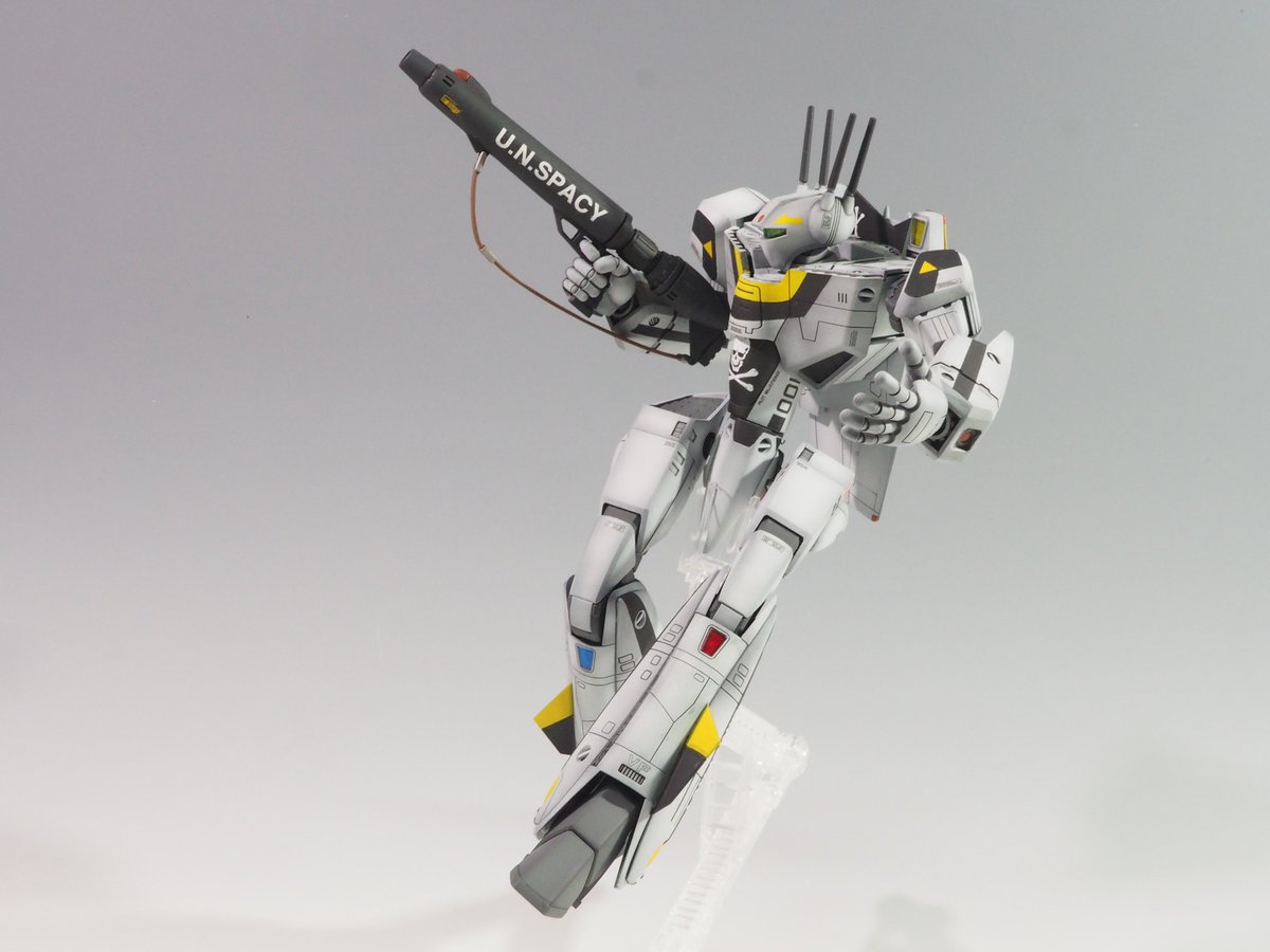feggxplus's tweet photo. 「VF-1S ロイフォッカースペシャル」
PLAMAXの1/72を制作しました。次回はジオラマやってみたいな～とか思いつつ結局作って塗っただけとなってしまいました。アピールポイントは黒と黄色の部分はデカールを使わず塗り分けです！(汗)
#マクロスモデラーズ応募 https://t.co/5wXevVurX7