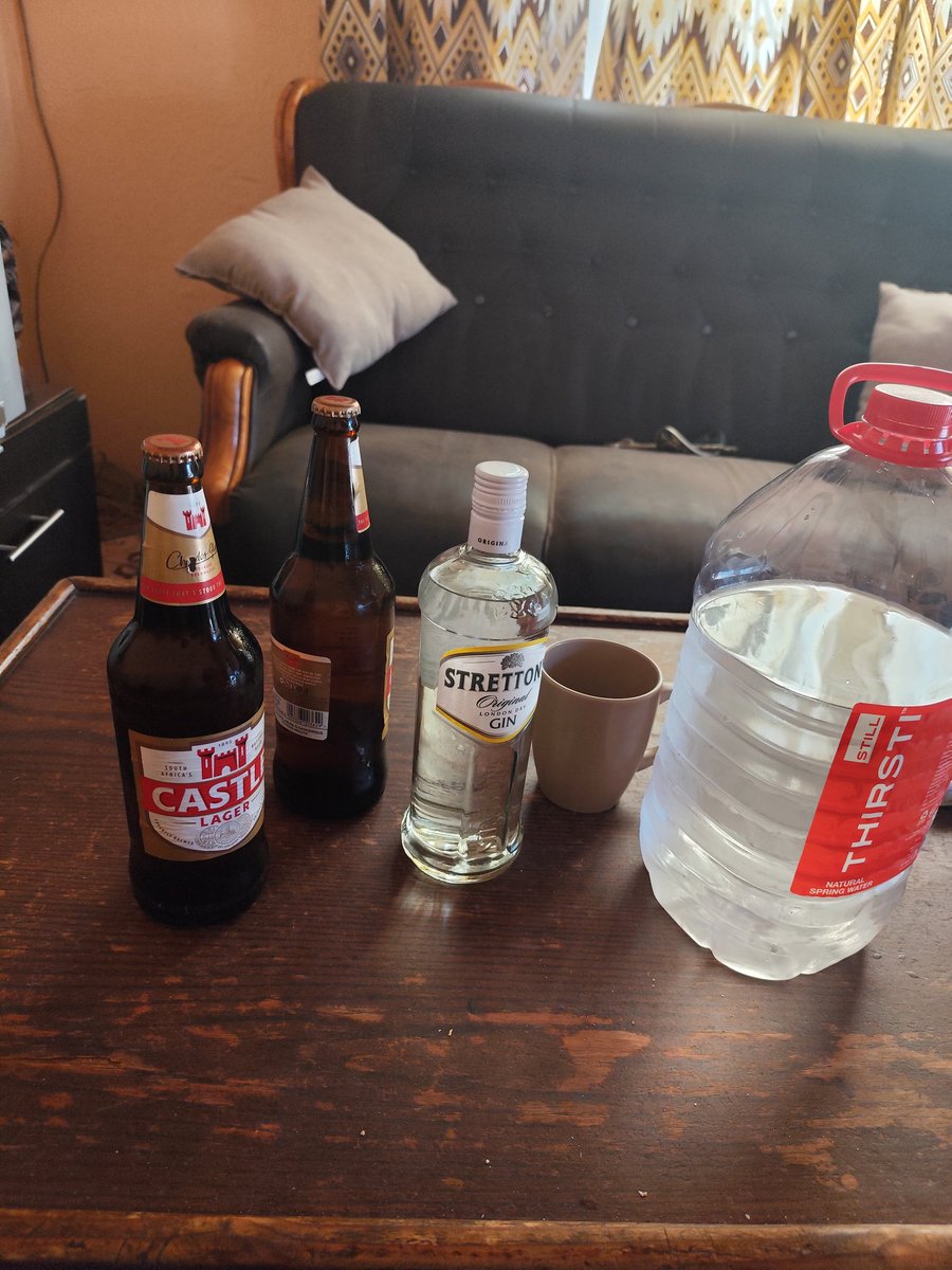ngonox2's tweet photo. @CastleLagerSA Eish last weekend i made things happened but this weekend akuhlangani skeem 6 Pack will do my guy...to start my weekend off...@CastleLagerSA https://t.co/GB6muLxjkS