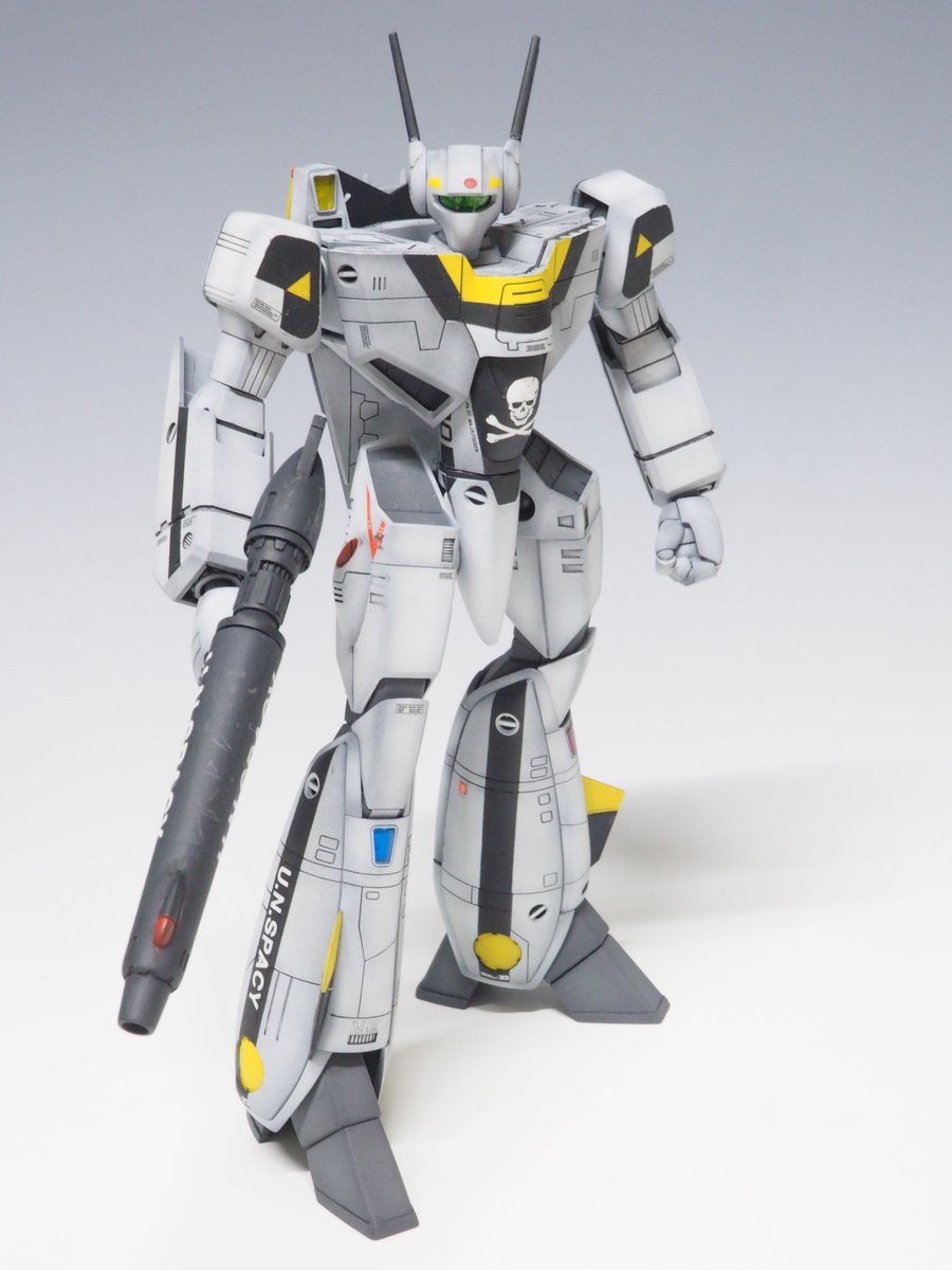 feggxplus's tweet photo. 「VF-1S ロイフォッカースペシャル」
PLAMAXの1/72を制作しました。次回はジオラマやってみたいな～とか思いつつ結局作って塗っただけとなってしまいました。アピールポイントは黒と黄色の部分はデカールを使わず塗り分けです！(汗)
#マクロスモデラーズ応募 https://t.co/5wXevVurX7