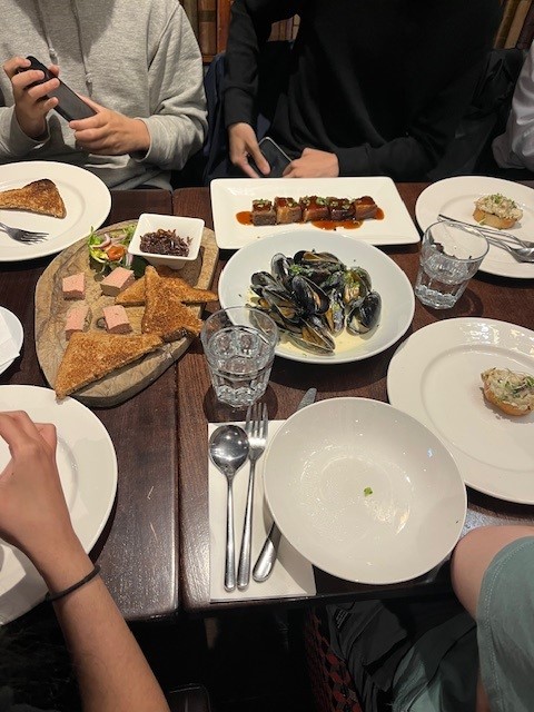 Our Year 11 French students had an ‘incroyable’ French meal experience at Chez Nous to celebrate going above and beyond in their French revision efforts at home for their GCSE – “bravo et bon appétit!”🇫🇷🌭