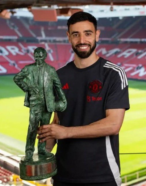 🚨 - OFFICIAL!

Bruno Fernandes is Manchester United's Player of The Year for this season.

👏❤️