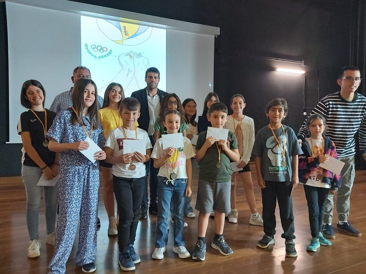 Ajuntament de la Granada (@ajlagranada) on Twitter photo 🎨 Ahir a la tarda vam viure una entrega de premis molt especial al Centre Cívic de la Granada!
Els infants van mostrar com veuen l’esport a través de l’art, en el concurs del <a href="/CEAltPenedes/">CE Alt Penedès</a>
Amb l’alcalde Joan Amat i el regidor Xavier Ciercoles. 🏅❤️🤍
#laGranada 🎨 Ahir a la tarda vam viure una entrega de premis molt especial al Centre Cívic de la Granada!
Els infants van mostrar com veuen l’esport a través de l’art, en el concurs del <a href="/CEAltPenedes/">CE Alt Penedès</a>
Amb l’alcalde Joan Amat i el regidor Xavier Ciercoles. 🏅❤️🤍
#laGranada