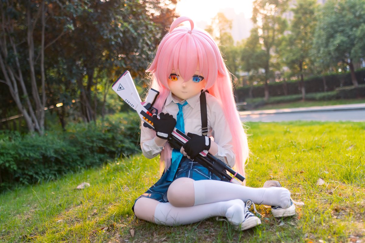 脚底好闷，脱个鞋子放松一下！诶嘿嘿
📷：<a href="/FengZhi_LQ/">风止灬群花落</a> 
#kigurumi #BlueArchive