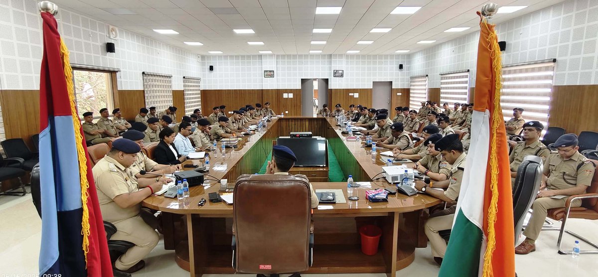 वरिष्ठ पुलिस अधीक्षक महोदय पौड़ी #श्री_लोकेश्वर_सिंह द्वारा पुलिस लाइन पौड़ी में ली गयी #माह_अप्रैल की #मासिक_अपराध_गोष्ठी।