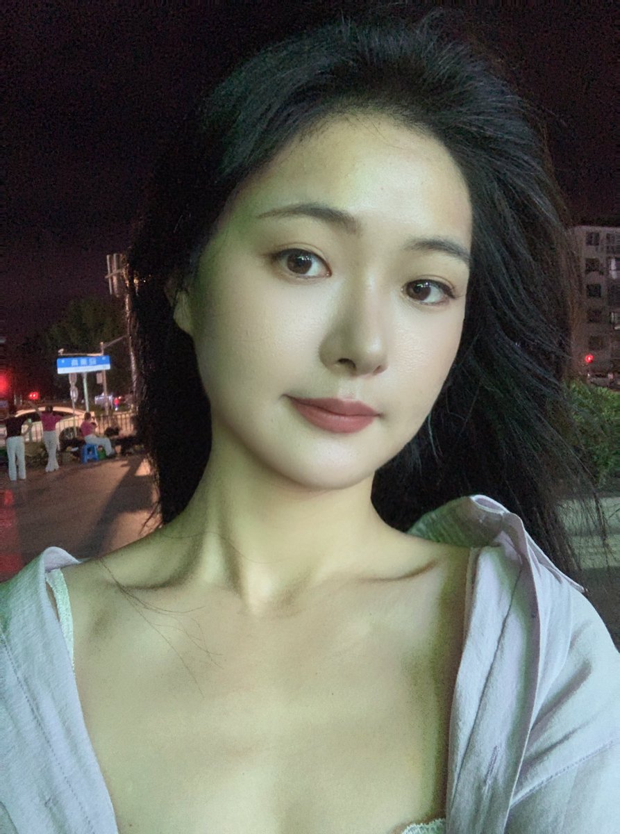 去年夏天，蝉鸣很吵，风也燥热。

我坐在小广场的树荫下看书，直到他抱着篮球，不小心撞翻了我的柠檬茶。

“对不起！”他手忙脚乱地掏出纸巾给我，额前的碎汗在阳光下亮晶晶的。