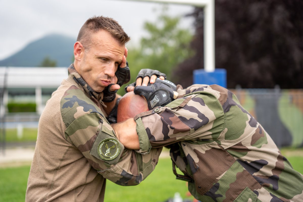13eBCA's tweet image. Les PSIG de Savoie ont consolidé leurs compétences opérationnelles aux côtés des chasseurs alpins en s’initiant à diverses méthodes d’entraînement militaire: combat dans la verte, corps à corps, tir et parcours d’obstacles, pour challenger leurs aptitudes physiques.

@Gendarmerie