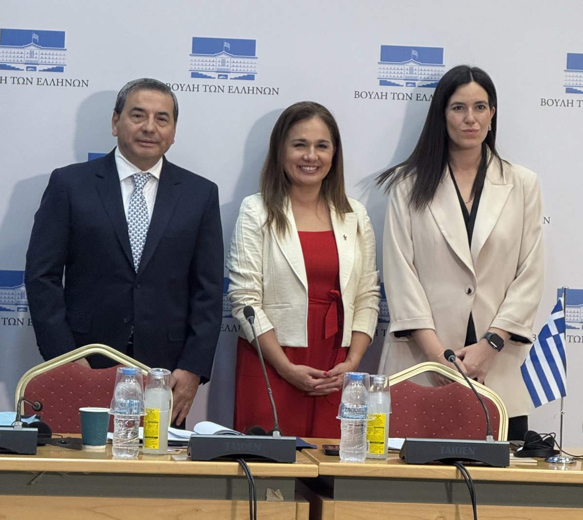 El 7 de mayo la Subsecretaria Gloria de la Fuente sostuvo una Reunión de Trabajo con el Grupo Interparlamentario de Amistad Chile-Grecia, el cual fue presidido por su Vicepresidenta, la parlamentaria Maria-Nefeli Chatziioannidou, en la sede del Parlamento Helénico.