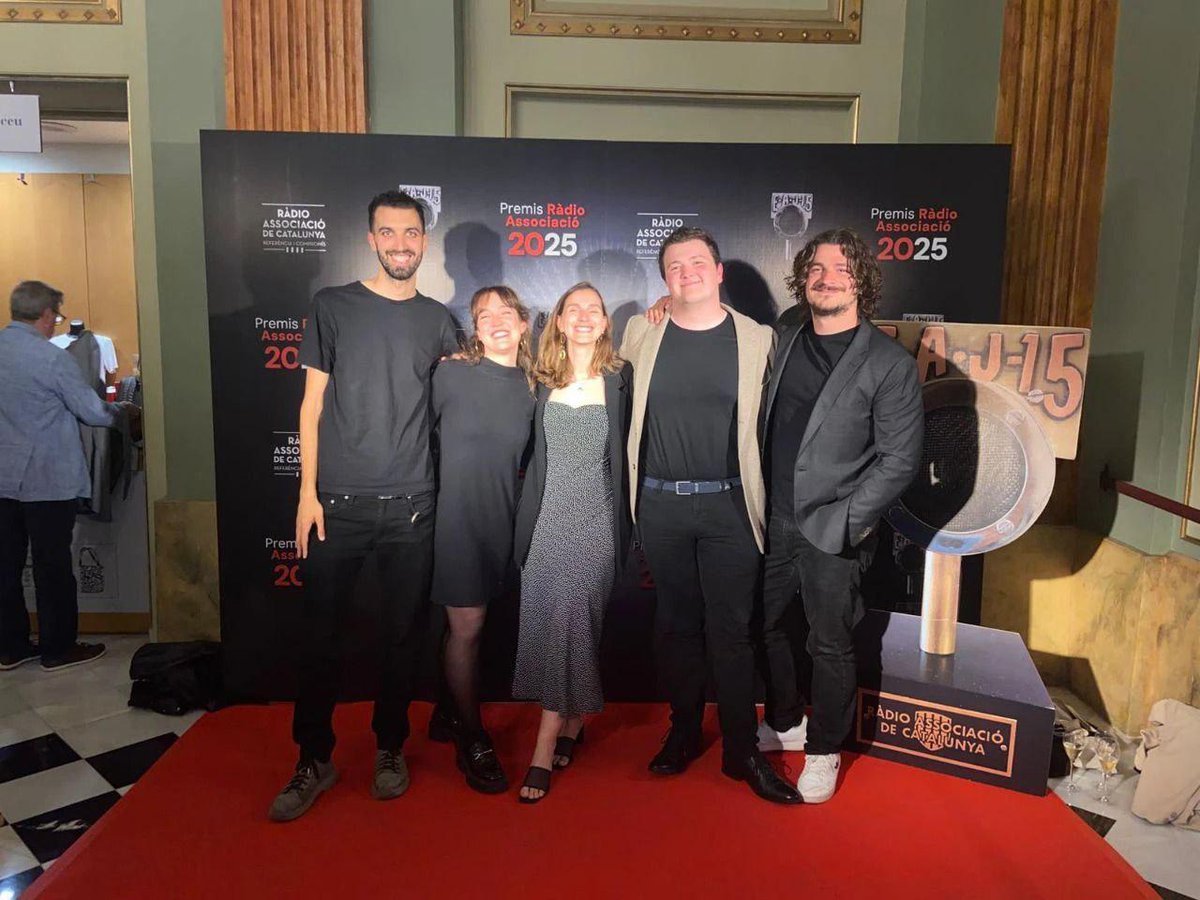 Ràdio Silenci (@rsilenci) on Twitter photo 👏 Ha estat un privilegi haver estat finalistes dels 25ns Premis <a href="/RadioAssociacio/">Ràdio Associació de Catalunya</a> al millor programa de ràdio local per 'Puiggraciós amb Al fons a l'esquerra'
🏆 Dijous vam gaudir d'una gran gala a <a href="/Liceu_cat/">Gran Teatre del Liceu</a> amb l'equip del programa, els col·laboradors i la gent de l'emissora! 👏 Ha estat un privilegi haver estat finalistes dels 25ns Premis <a href="/RadioAssociacio/">Ràdio Associació de Catalunya</a> al millor programa de ràdio local per 'Puiggraciós amb Al fons a l'esquerra'
🏆 Dijous vam gaudir d'una gran gala a <a href="/Liceu_cat/">Gran Teatre del Liceu</a> amb l'equip del programa, els col·laboradors i la gent de l'emissora!