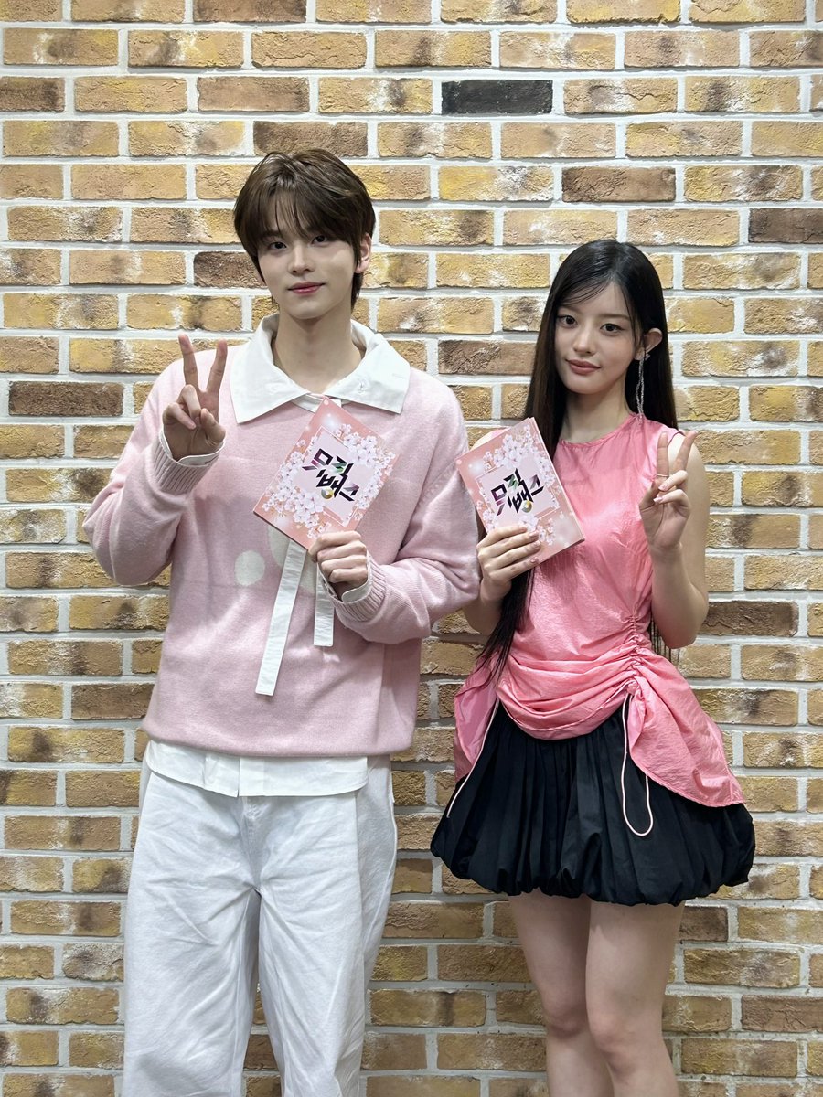 KBSMusicBank's tweet photo. 오랜만에 신유은행장 만날 생각에 
설레는 마음을 담은 핑크룩 💕💗💓💞🎀
Lucky to be loved by 핑크 신유 🍀 https://t.co/tFkS1QqnRX