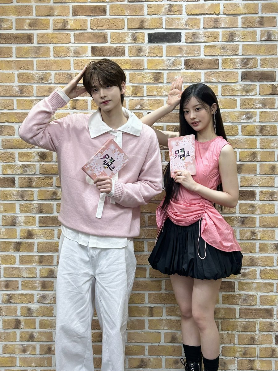 KBSMusicBank's tweet photo. 오랜만에 신유은행장 만날 생각에 
설레는 마음을 담은 핑크룩 💕💗💓💞🎀
Lucky to be loved by 핑크 신유 🍀 https://t.co/tFkS1QqnRX