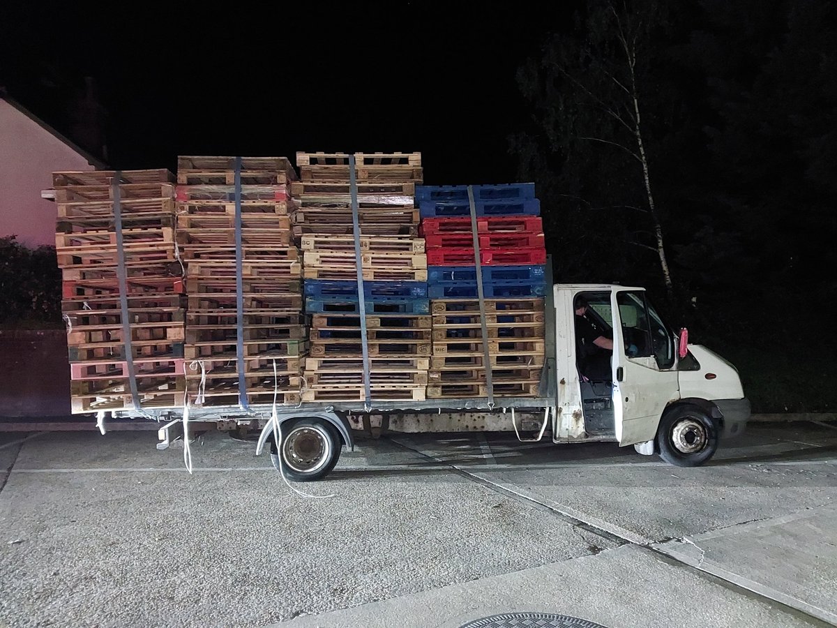 Roads Policing - Surrey Police - UK (@surreyroadcops) on Twitter photo Anyone want to guess why we stopped this in #Guildford? Vehicle had an insecure load, 4 bald tyres and the driver provided a positive <a href="/DrugWipeUK/">DrugWipe UK</a> for cocaine, driver arrested and vehicle prohibited. #Fatal5 Anyone want to guess why we stopped this in #Guildford? Vehicle had an insecure load, 4 bald tyres and the driver provided a positive <a href="/DrugWipeUK/">DrugWipe UK</a> for cocaine, driver arrested and vehicle prohibited. #Fatal5