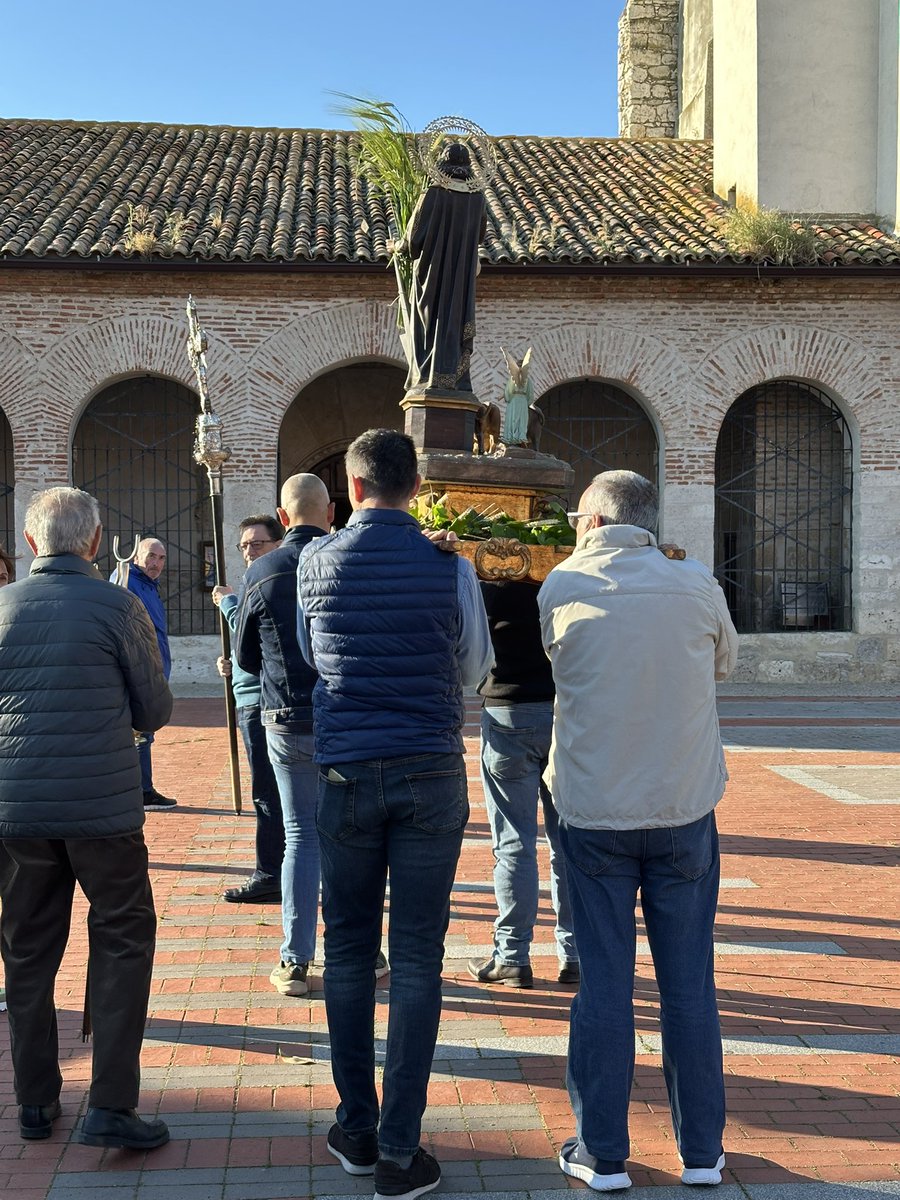 PpSantovenia's tweet photo. Ayer acompañamos a nuestros vecinos en la misa y procesión en honor a San Isidro Labrador, patrón de los agricultores. Durante la celebración se bendijeron los campos y las cosechas, en un acto cargado de tradición y significado para nuestros agricultores y vecinos. https://t.co/GKHrI50dO2