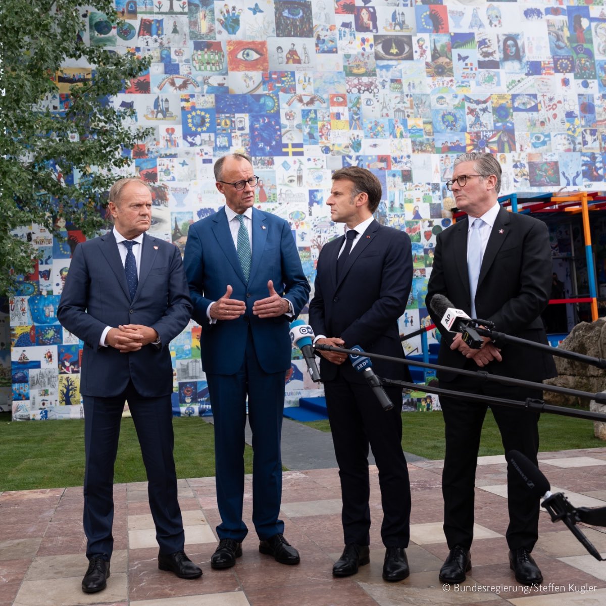 Bundeskanzler Friedrich Merz (@bundeskanzler) on Twitter photo Gemeinsam mit <a href="/ZelenskyyUa/">Volodymyr Zelenskyy / Володимир Зеленський</a> sind wir uns einig, dass Russland eine gute Gelegenheit gehabt hätte, in dieser Woche erste Gespräche über ein Friedensabkommen mit einem vorangegangenen Waffenstillstandsabkommen zu führen. Wir sind sehr enttäuscht, dass dies nicht stattgefunden hat. Gemeinsam mit <a href="/ZelenskyyUa/">Volodymyr Zelenskyy / Володимир Зеленський</a> sind wir uns einig, dass Russland eine gute Gelegenheit gehabt hätte, in dieser Woche erste Gespräche über ein Friedensabkommen mit einem vorangegangenen Waffenstillstandsabkommen zu führen. Wir sind sehr enttäuscht, dass dies nicht stattgefunden hat.