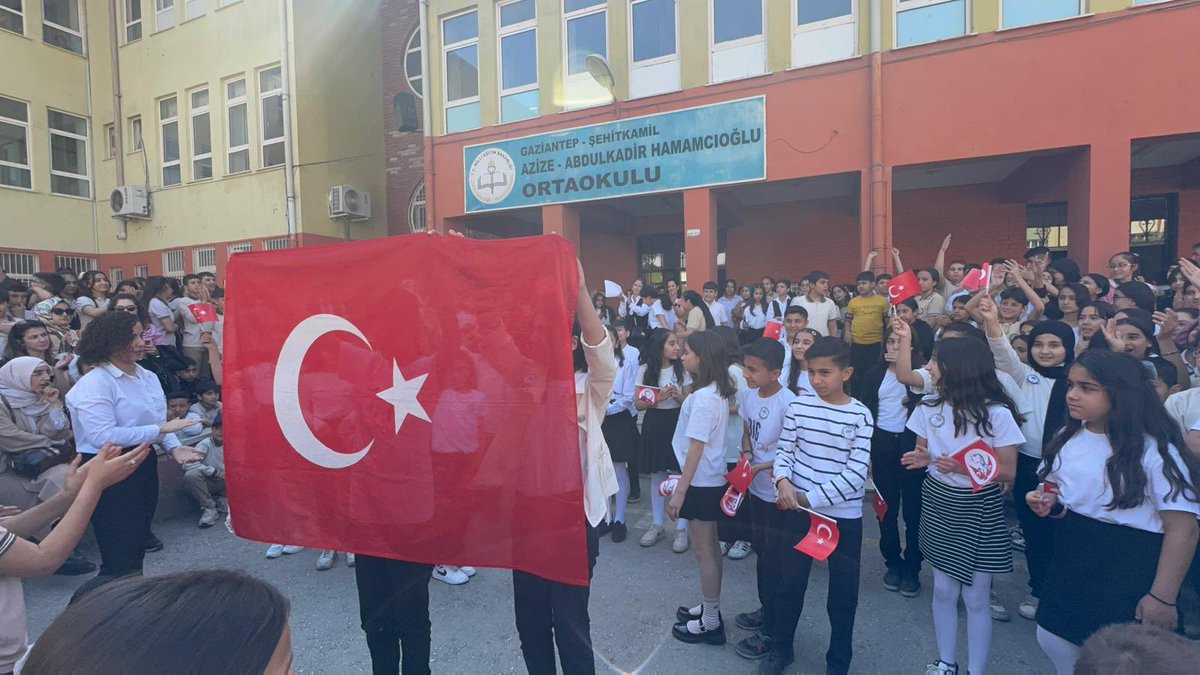 azize_hmmcoglu's tweet photo. 19 Mayıs Atatürk’ü Anma, Gençlik ve Spor Bayramı’nı okulumuzda coşku ve gururla kutladık. Gazi Mustafa Kemal Atatürk’ü saygı ve minnetle anıyor, gençliğimize olan güvenimizi bir kez daha yineliyoruz. 🇹🇷 #19Mayıs #GençlikVeSporBayramı https://t.co/hb2fvCxSat