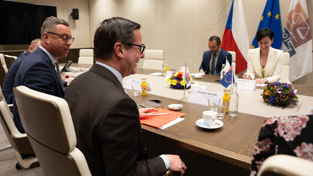 NSZ_info's tweet photo. Bez spolupráce napříč hranicemi se boj s mezinárodním zločinem neobejde, shodli se při společném setkání v Haagu nejvyšší státní zástupkyně Lenka Bradáčová s prezidentem @Eurojust Michaelem Schmidem. Jednání se účastnili také vrchní státní zástupce v Praze @VSZ_Praha Zdeněk Štěpánek a národní člen ČR v Eurojustu Pavel Zeman spolu s kolegy. 
🇨🇿🇪🇺
Delegace českých státních zástupců  podpořila také akci mladých vědců @czexpats pořádanou ve spolupráci s Velvyslanectvím ČR v Nizozemsku.
Podrobněji v tiskové zprávě: https://t.co/CRCCTesfOm