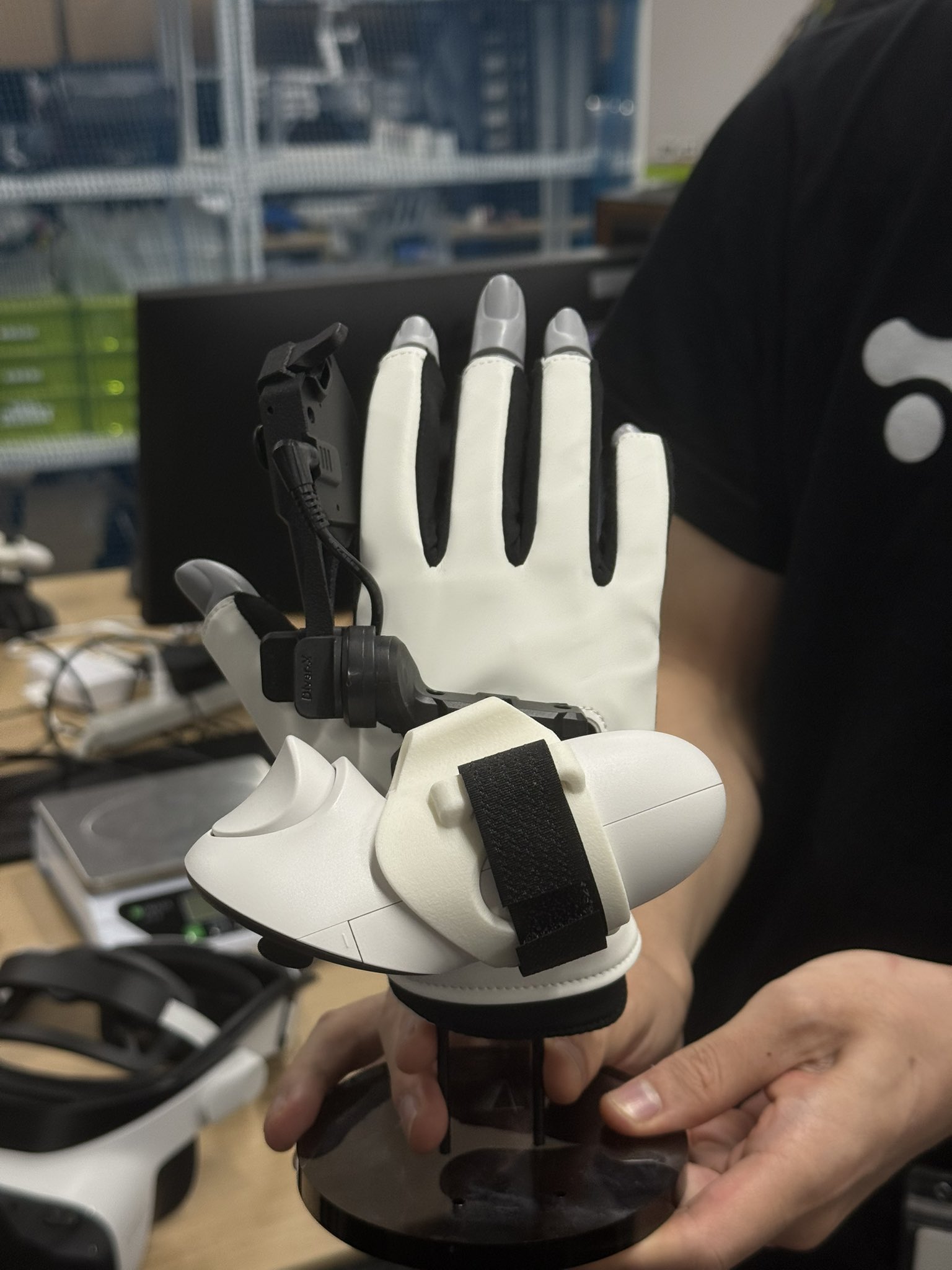Diver-X、法人/研究向けXR用小型触覚デバイス「ContactGlove