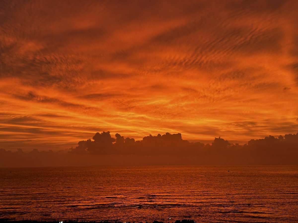 jayantikasingh's tweet photo. Hell hath fury like the Bombay sky today https://t.co/Lrc5HJCFlu