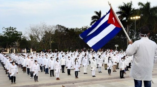 Desde Sudáfrica, nos explican que los médicos de la misión de Cuba reciben directamente del gobierno de Sudáfrica salarios mensuales de $5.000 a $6.000 dólares. Pero están obligados a "remesar" alrededor del 75% a la cuenta nro. 62432897405 del gobierno cubano en First