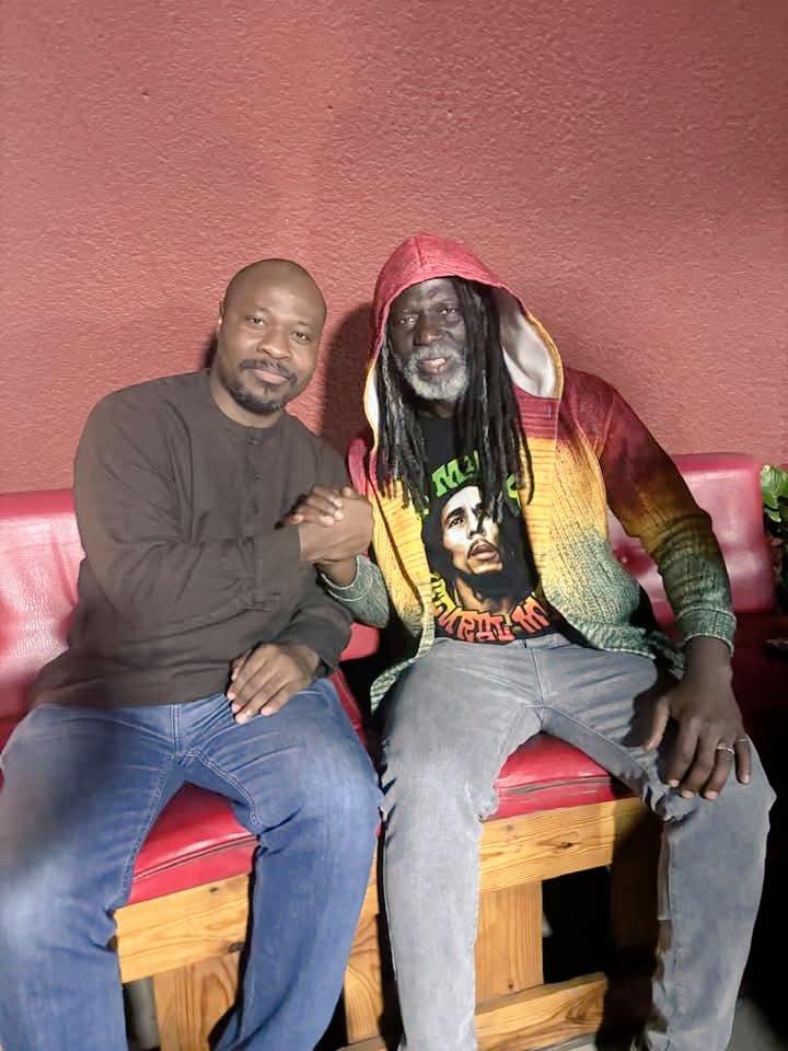 Lundi soir nous avons dîné ensemble et discuté d'Afrique et plus particulièrement d'Afrique de l'Ouest avec mon grand frère Tiken Jah Fakoly. Bravo à lui pour sa contribution importante à notre lutte commune. "Quand nous serons unis ça va faire mal (...)".
GMS,