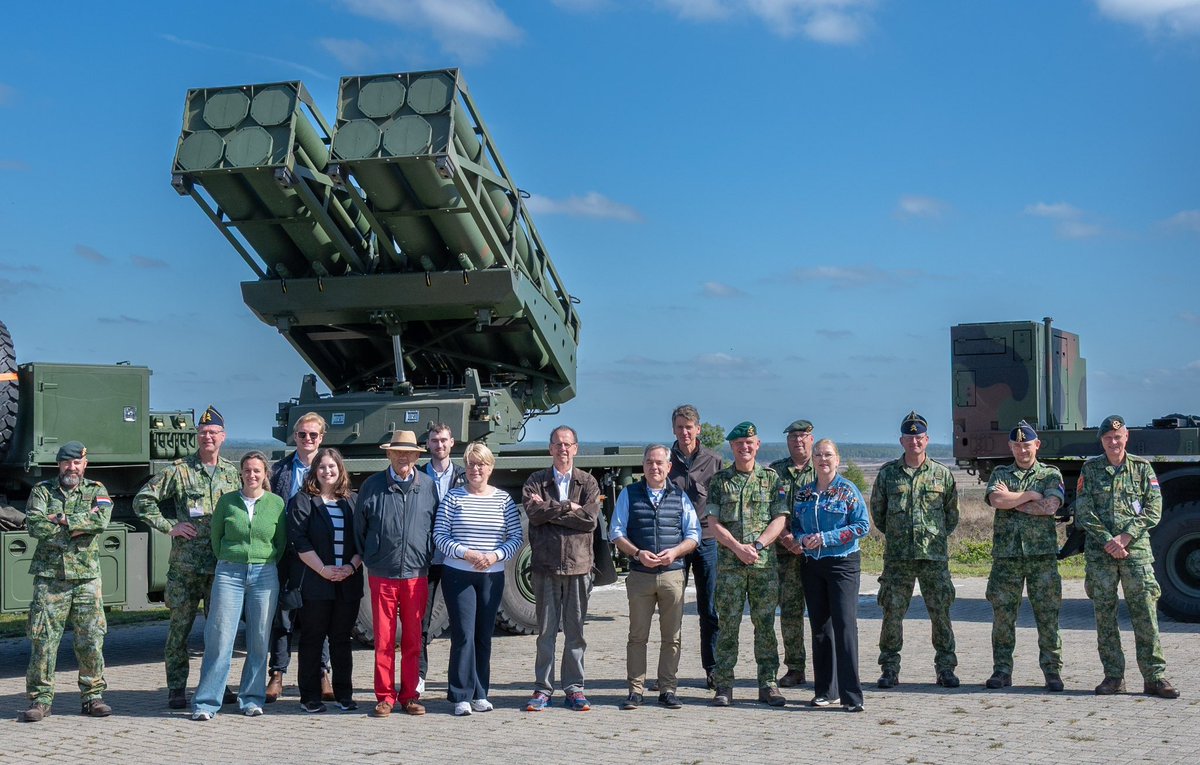 Tijdens een bezoek van een Eerste Kamerdelegatie aan het vuursteuncommando in ’t Harde heeft Defensie vandaag laten zien hoe de landmacht investeringen omzet in concrete capaciteiten. Dat is hard nodig zodat onze gevechtsbrigades weer over alle eigen middelen gaan beschikken om